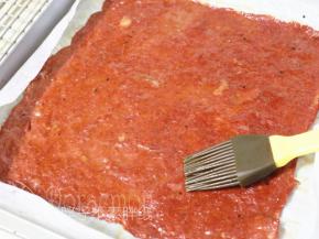 时间到了之后取出肉脯，表面薄薄地刷一层蜂蜜。