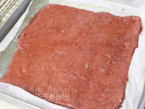 翻面再刷上一层蜂蜜，接着送入烤箱，依然是 180度，烘烤8分钟。