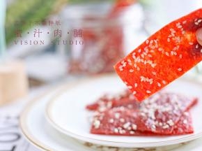 经过3次烘烤之后的肉脯就可以出炉啦。最后用厨房剪刀剪成你喜欢的大小即可。