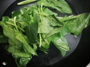 洗干净的菠菜放入锅中焯水