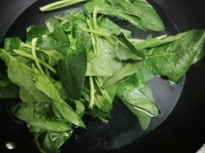 洗干净的菠菜放入锅中焯水