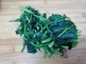 然后捞出沥干水分，切成小段