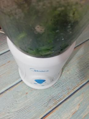 把菠菜放入料理杯中，加入三十克水打成菠菜泥