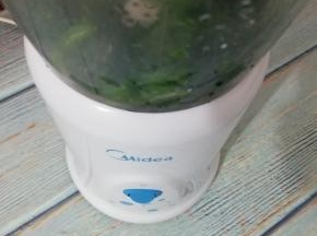 把菠菜放入料理杯中，加入三十克水打成菠菜泥