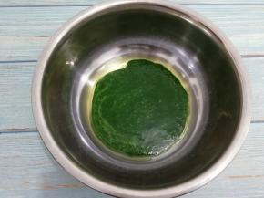 再将菠菜汁倒入盆中搅拌均匀