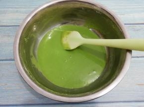 用刮刀搅拌均匀