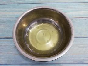 蛋清放入无油无水的盆中