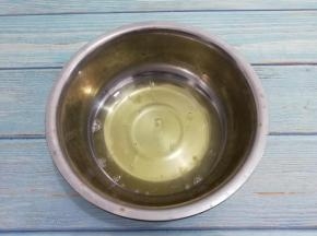 蛋清放入无油无水的盆中
