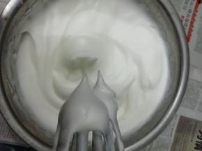 分三次加入白糖和少许白醋，把蛋清打到提起盆蛋清不低落为止