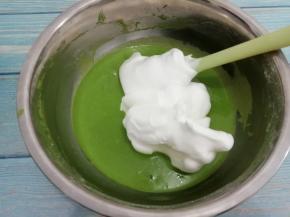 蛋清分三次放入菠菜糊中，拌均匀翻拌均匀