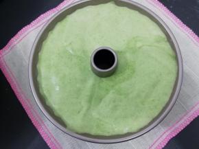 然后倒入模具中，从高处端起模具震两下，然后放入提前预热好的烤箱中，底层一百五十度烤五十分钟左右