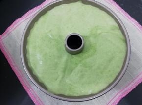 然后倒入模具中，从高处端起模具震两下，然后放入提前预热好的烤箱中，底层一百五十度烤五十分钟左右