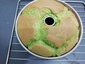 然后取出，倒扣在烤网上