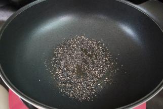 芝麻放入锅中小火炒香，备用
