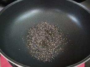 芝麻放入锅中小火炒香，备用