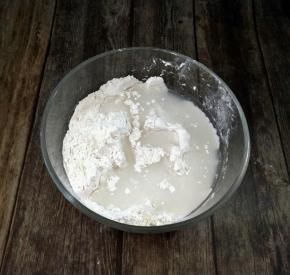 放两种粉类混合，再加入温水拌匀