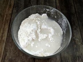 放两种粉类混合，再加入温水拌匀