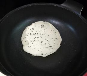 快要凝固的时候撒上一层芝麻，小火煎至定型后。