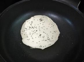 快要凝固的时候撒上一层芝麻，小火煎至定型后。