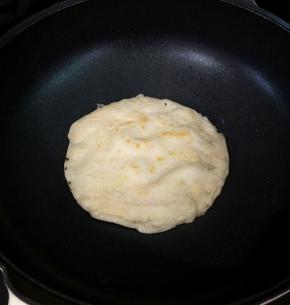 翻面，煎至金黄