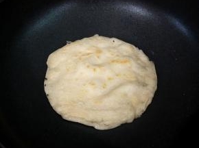 翻面，煎至金黄