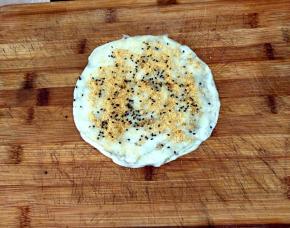 取张面皮，有芝麻的那一面朝下，均匀的撒上一层红糖和芝麻。