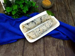 将其卷起成条即可