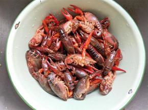 再用刷子一个个刷干净，用清洗再冲洗几遍。