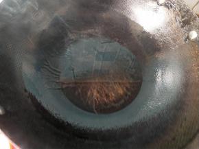 锅内放油，烧热。