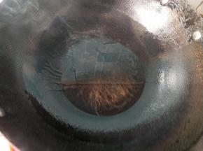 锅内放油，烧热。