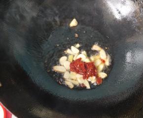 放入大蒜，生姜爆香，放一勺豆瓣酱。