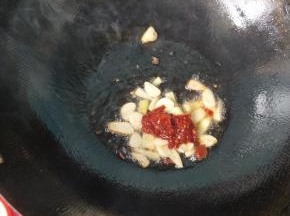 放入大蒜，生姜爆香，放一勺豆瓣酱。