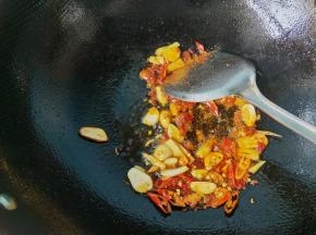 把豆瓣酱炒出红油，放入干辣椒。