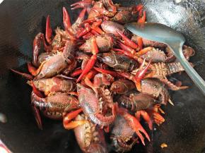 倒入小龙虾，翻炒。
