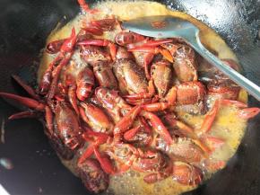 大火烧开，放白糖，盖上锅盖，小火焖煮。