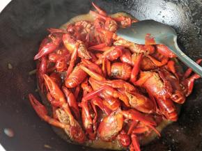 小龙虾大火收汁，放一点酱油。
