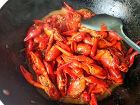 放鸡精，胡椒粉，翻炒均匀。