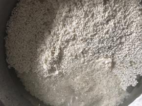 糯米洗净，用清水浸泡两小时