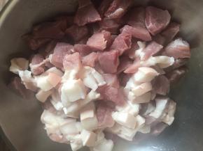 把肉洗净切小块