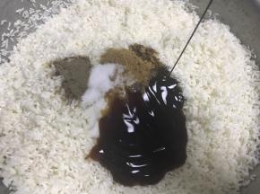 再沥干水分，加入所有调料