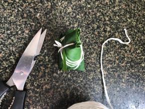 用棉线捆紧，剪去线头，放入高压锅内，加入同等量的清水，煮半小时，再焖半小时即可