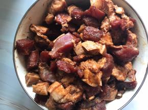 拿出腌制好的肉块，翻拌均匀