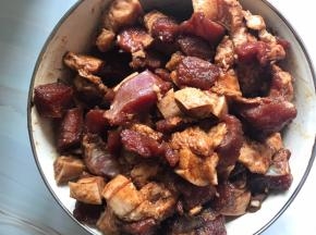 拿出腌制好的肉块，翻拌均匀