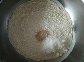将面粉，糖，酵母混合均匀，边倒入水边用筷子搅成絮状