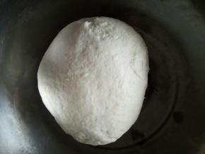 将面粉揉成团，静置5-10分钟