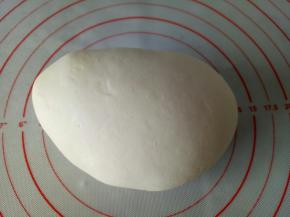 然后揉成光滑的面团，一定要多揉