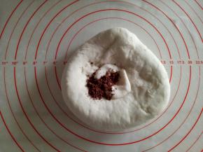 取280克面团，揉入适量可可粉