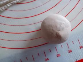 将揉好的可可面团进行分割，25克一份分成10份，取一份滚圆