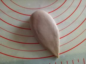 揉成萝卜状，将尖头那边压一下，压扁，上面的不要压太扁，有种甜筒的既视感