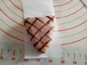 拿笔在甜筒上画出网格来